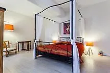 Comme A La Maison Bed and Breakfast